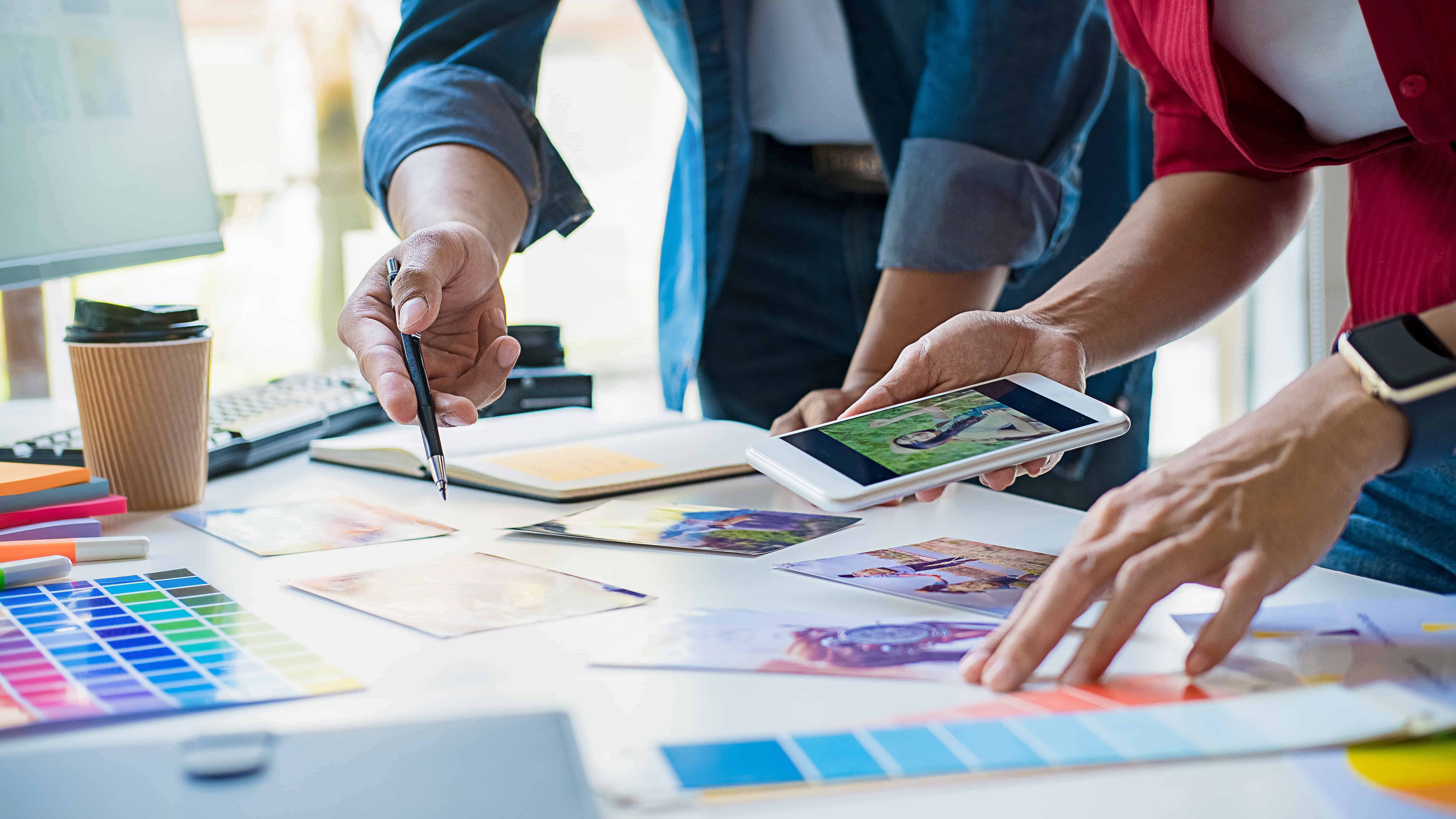 Advertising agency designer creative start-up team discussing id